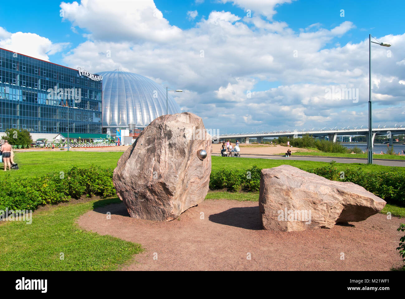 - San Pietroburgo, Russia - Agosto 16, 2017: Pietra di amicizia tra San Pietroburgo e Helsinki in 300 anni di anniversario di San Pietroburgo Park Foto Stock