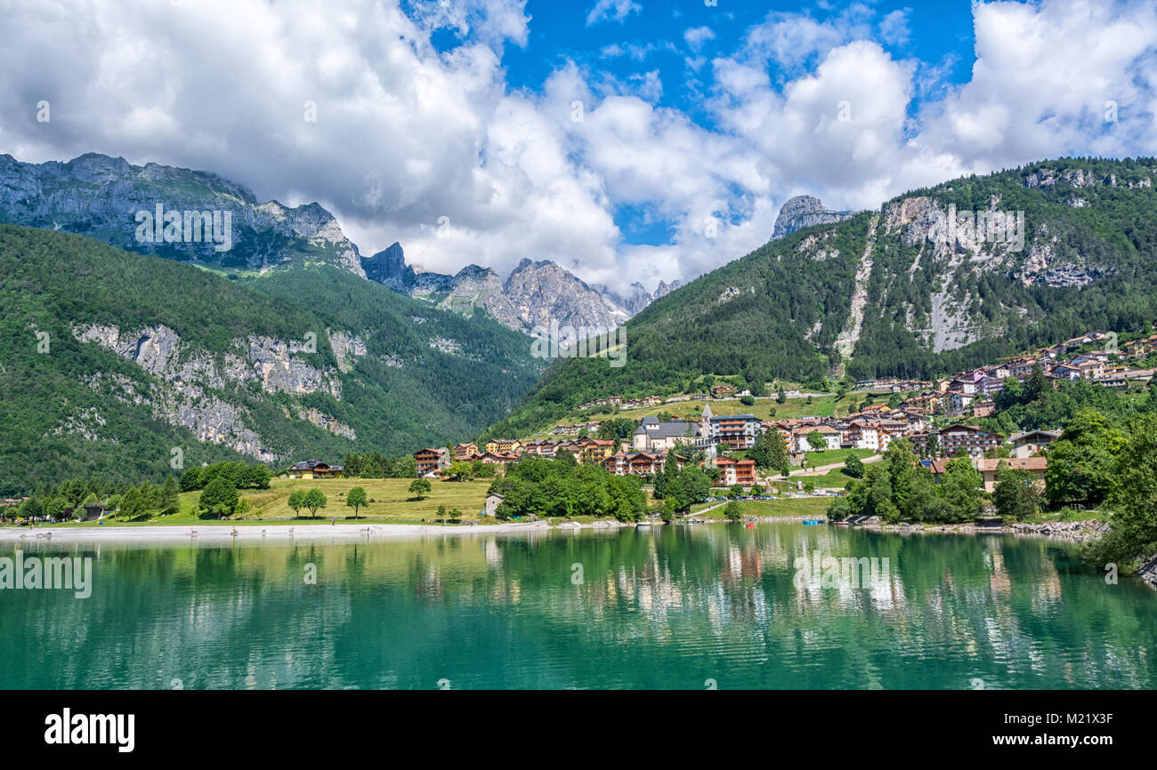 Il lago di Molveno, Trentino Alto Adige, Italia settentrionale. Il lago è eletto più bel lago d'Italia. Foto Stock