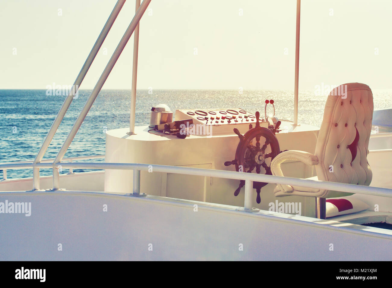 Il luogo del capitano per il controllo con volantino della nave. Foto Stock