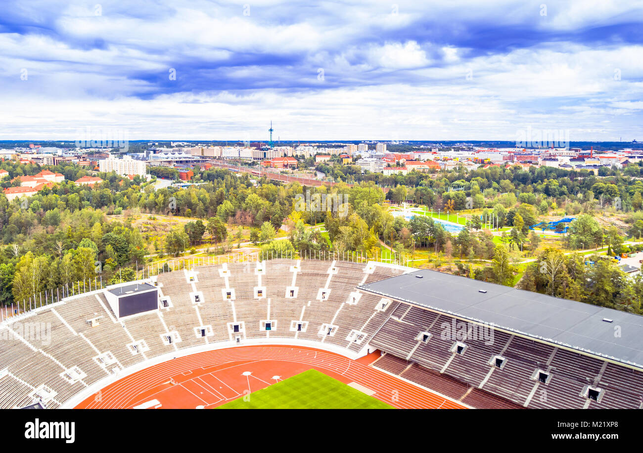 Vista su stadio olimpico e la città di Helsinki Foto Stock