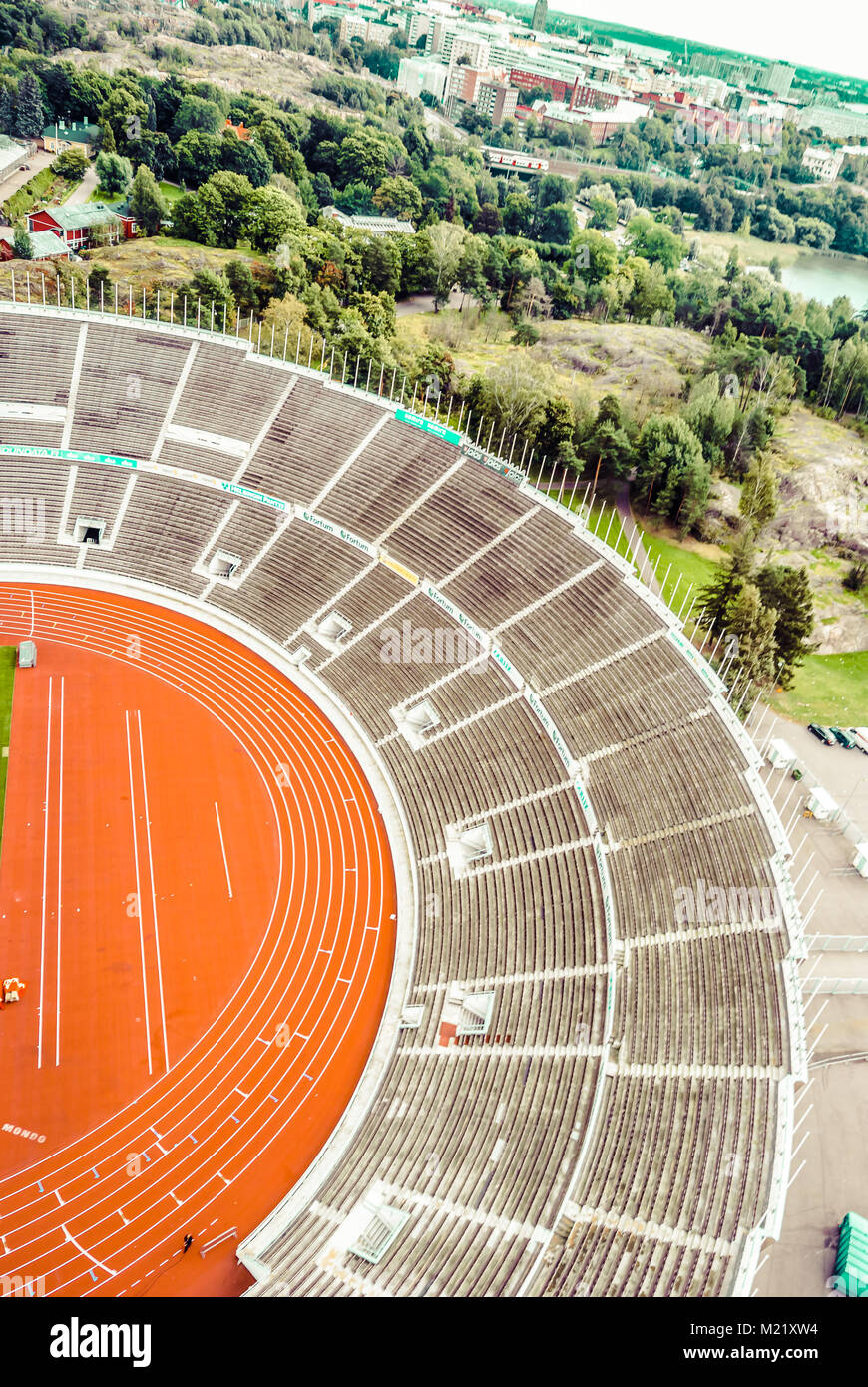 Vista su stadio olimpico e la città di Helsinki Foto Stock