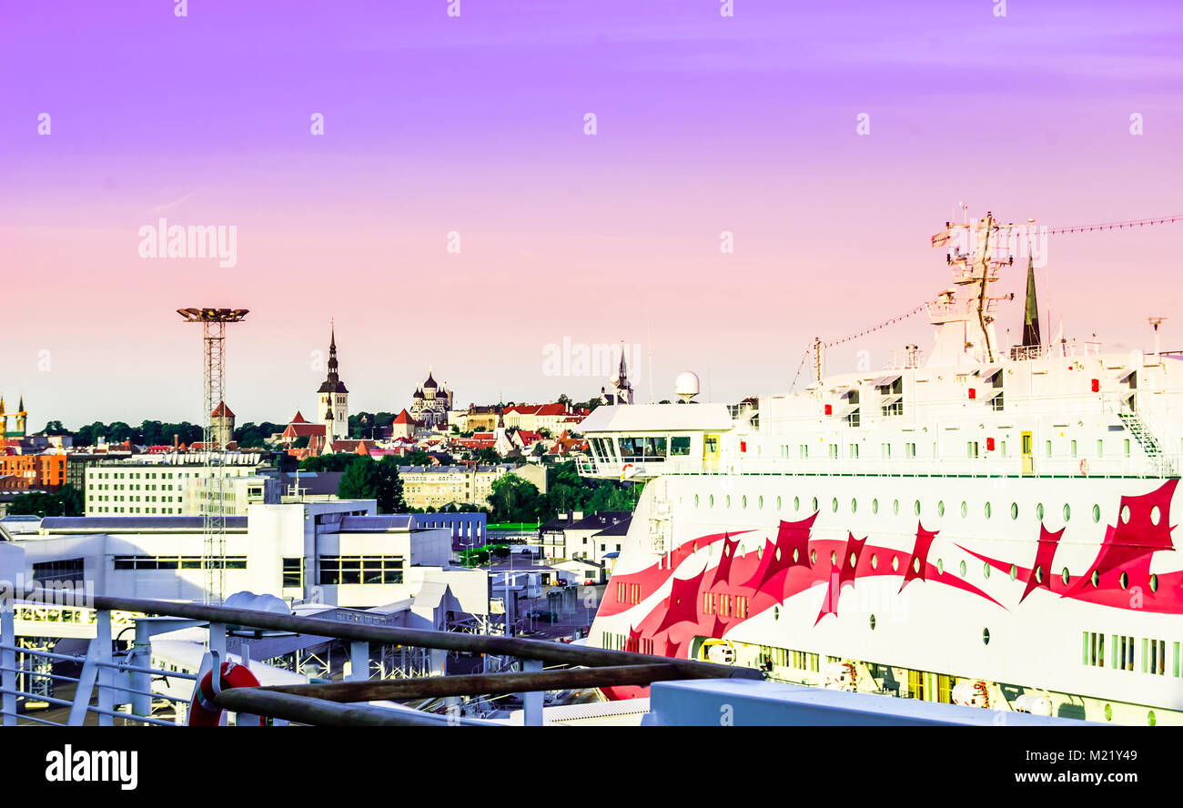 Vista sulla nave da crociera nel porto di Helsinki Foto Stock