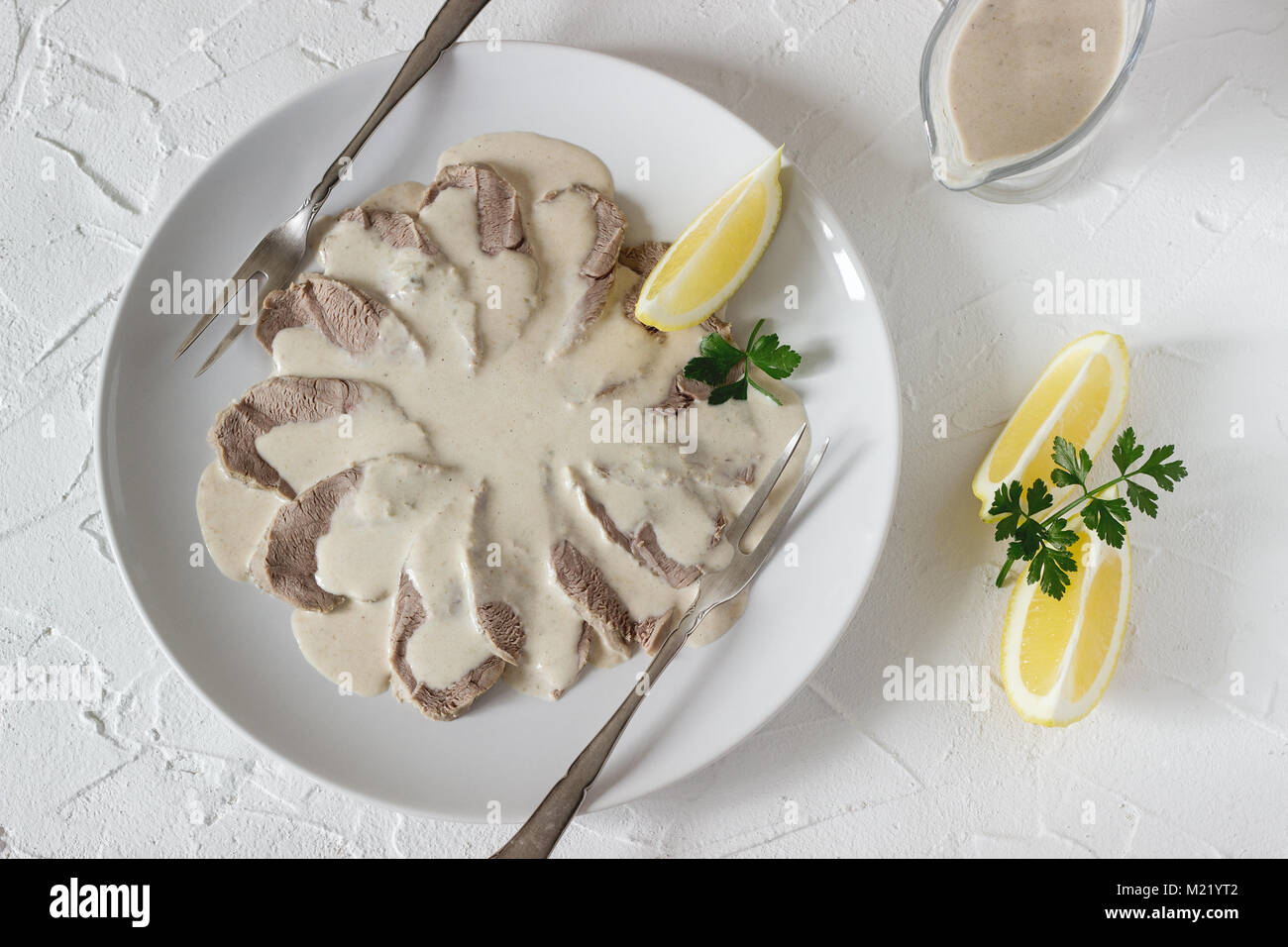Vitello tonnato è un tradizionale piatto italiano su un cemento bianco sullo sfondo. Messa a fuoco selettiva. Foto Stock
