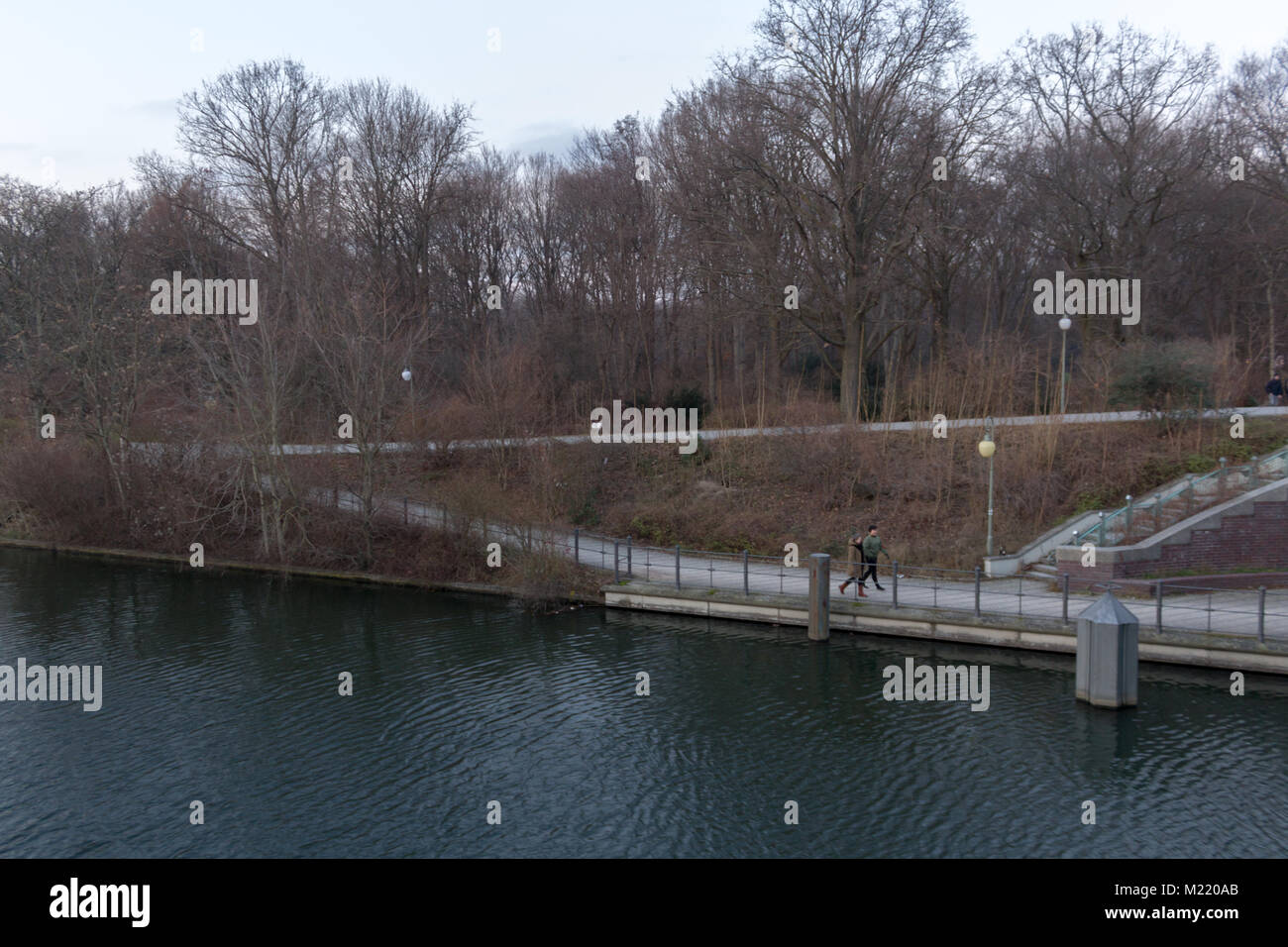 Fiume di Tiergarten, mostra acqua, erba, alberi e un paio a piedi. Foto Stock