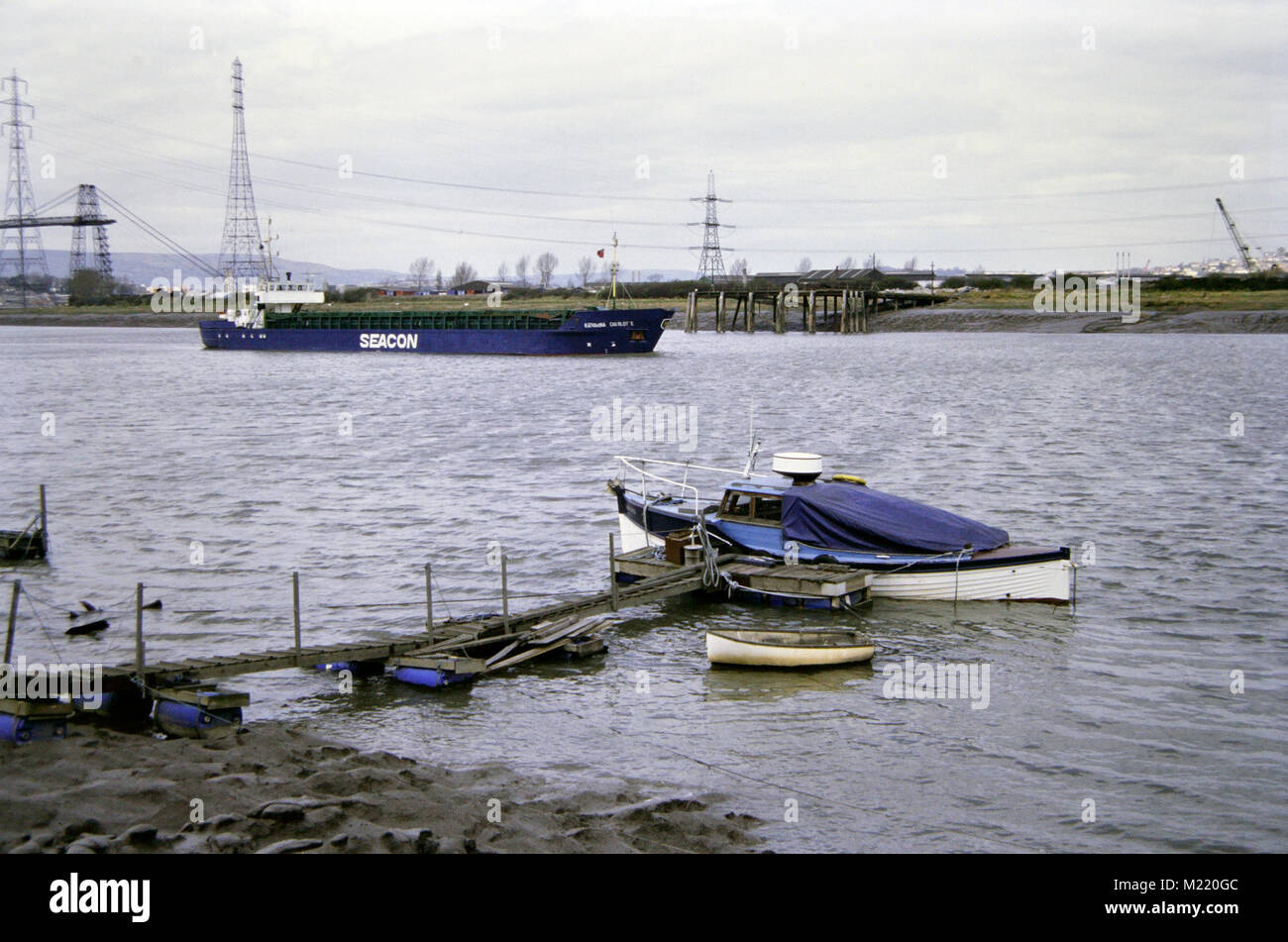 Immagine della navigazione costiera sul fiume Usk a Newport Wales, Regno Unito nel 1992. Costa gallese Foto Stock