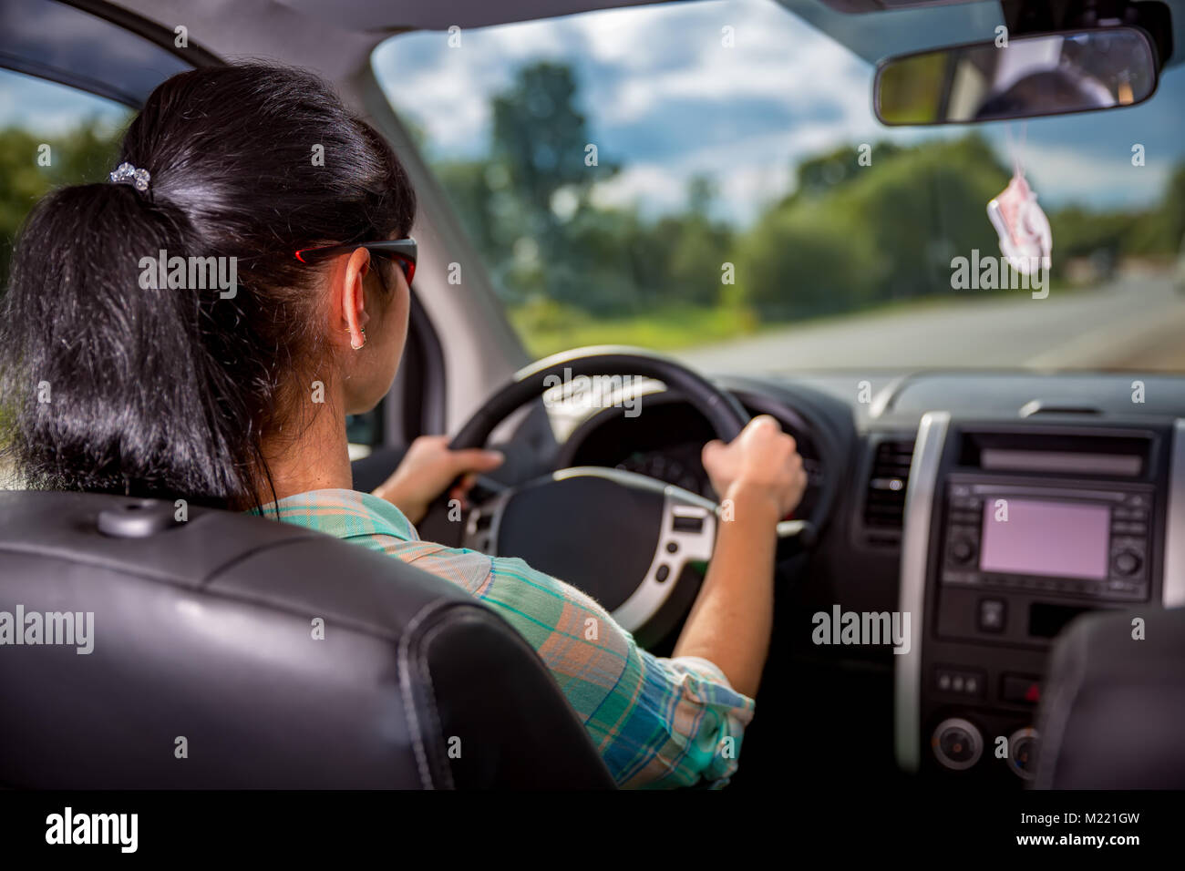 La donna corse in auto ad alta velocità. Foto Stock