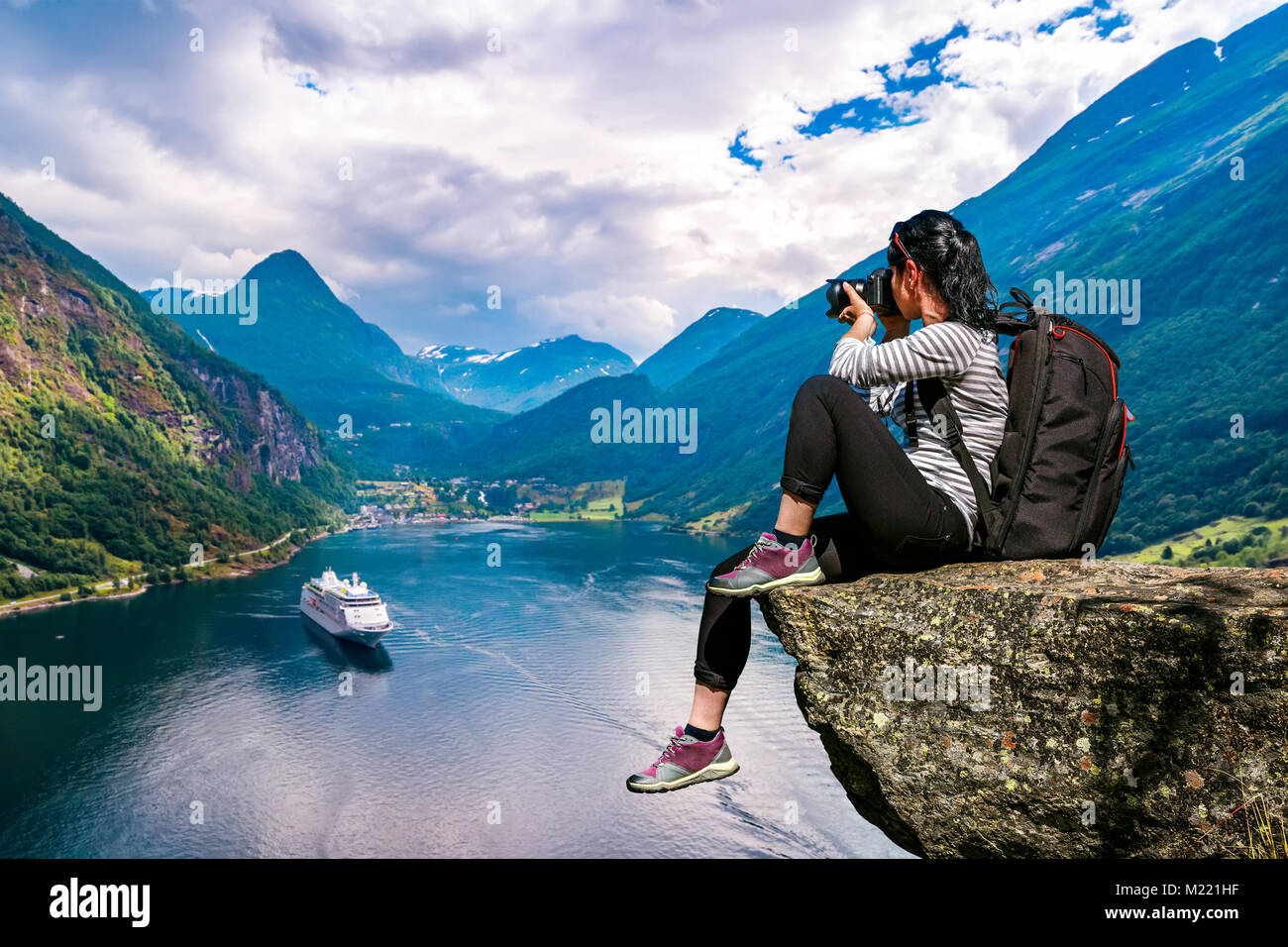 Geiranger fjord, la bellissima natura della Norvegia panorama. Fotografo di natura turistico con fotocamera germogli. Foto Stock