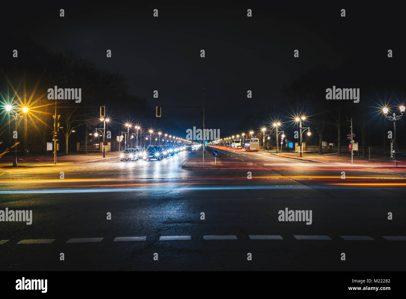 Città lunga strada con percorsi di luce di notte. Una lunga esposizione foto di dritto strada ampia a Berlino Foto Stock