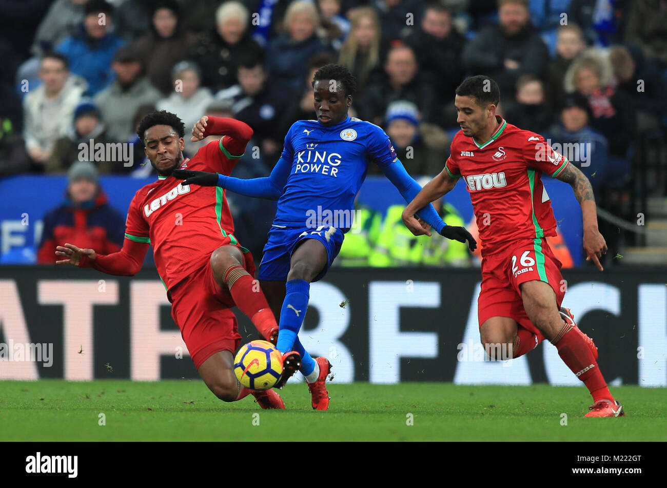 Swansea City's Leroy Fer (sinistra) e Martin Olsson battaglia con il Leicester City's Fousseni diabate durante il match di Premier League al King Power Stadium, Leicester. Foto Stock