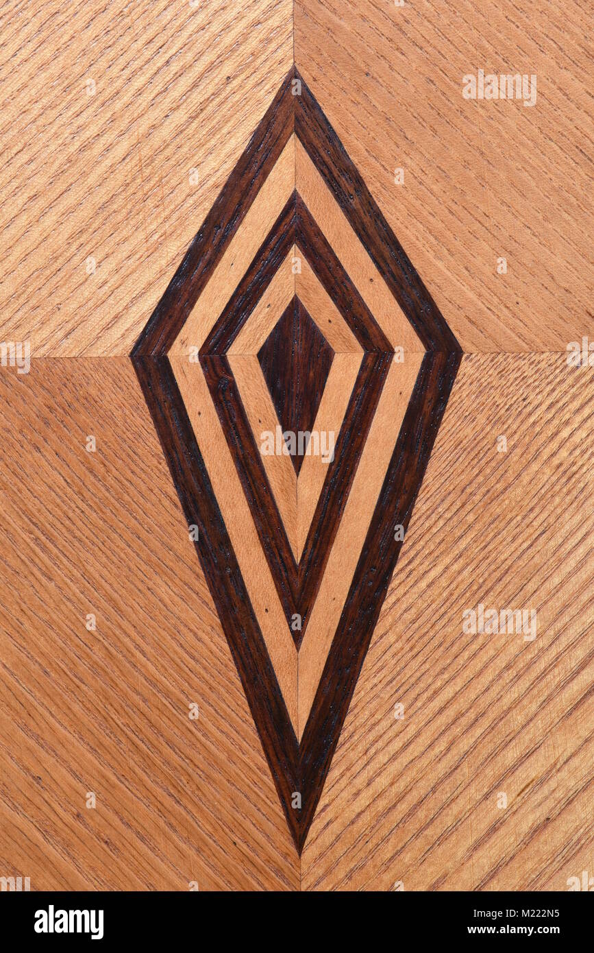 Armadio in legno porta con intarsio di ornamento Foto Stock