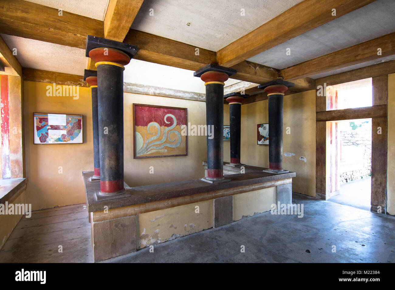 Copie di fresco in una sala del palazzo di Cnosso, famosa antica città di Creta, situato nei pressi di moderna città di Heraklion Foto Stock