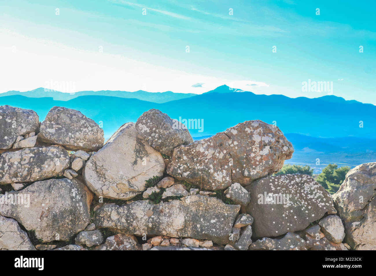 Blue Mountains nella distanza visto da pareti di roccia di antico colle fort di Micene menzionato in tra Iliade Foto Stock