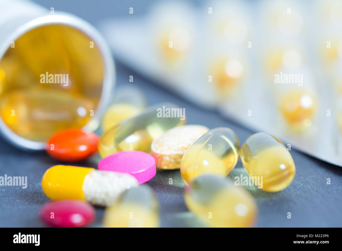 Luminose colorate pillole closeup con profondità di campo Foto Stock