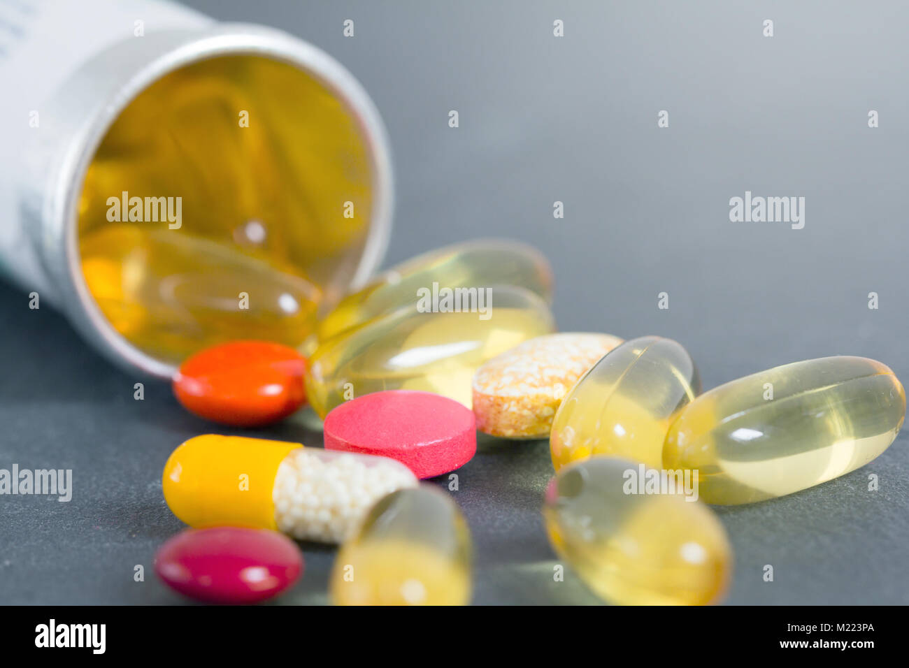Pillole farmaceutiche versato all'esterno della bottiglia pillola closeup Foto Stock