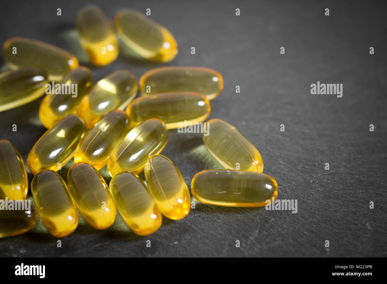 Pillole medicinali su grigio tavolo in pietra con spazio di copia Foto Stock