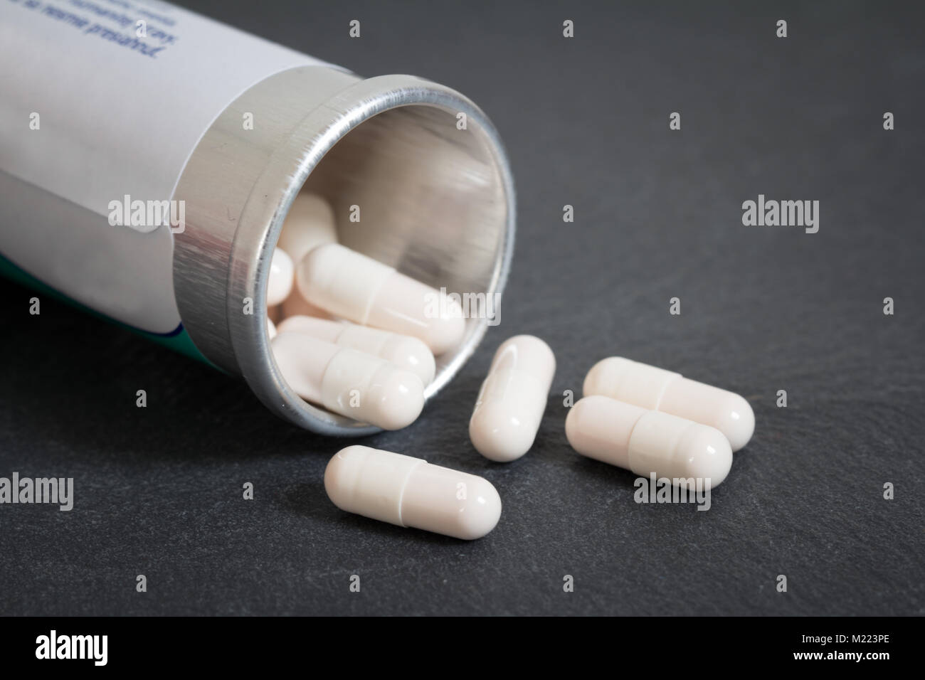 Bianco compresse pillole di fuoriuscita di pillola bottiglia Foto Stock