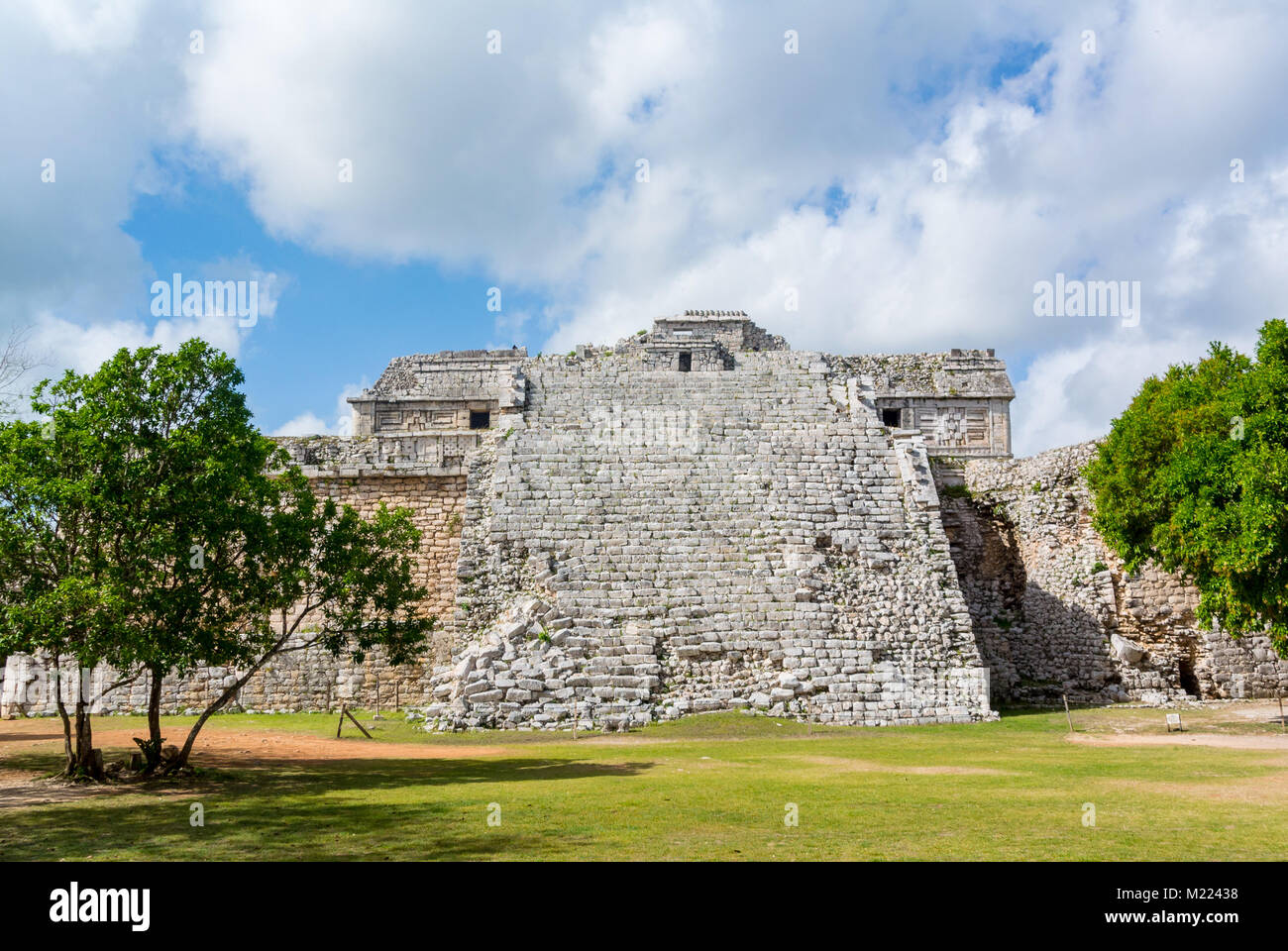Chichén-Itzá, Yucatan, Messico, Un paesaggio con la piramide del Tempio Kukulkan a Chichen Itza. Solo editoriale. Foto Stock