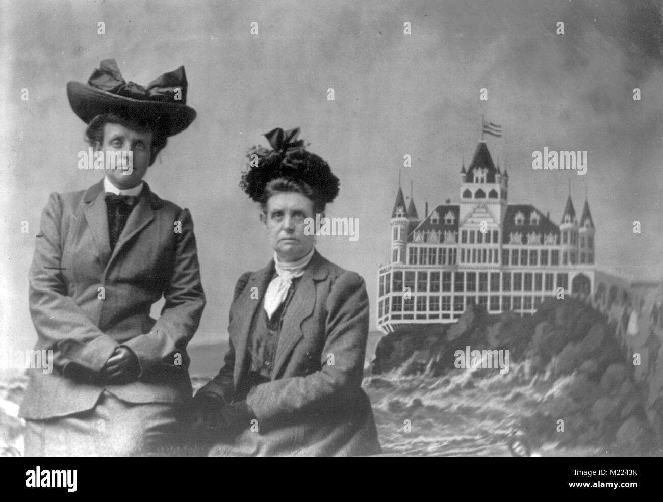 Frances Benjamin Johnston, con Mattie, con un fondale dipinto di Cliff House a San Francisco, California, 1903 Foto Stock
