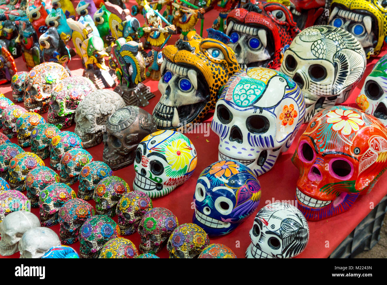 Chichén-Itzá, Yucatan, Messico, colorate figure di scheletro, tipica arte messicana, nel negozio di souvenir, solo editoriale. Foto Stock