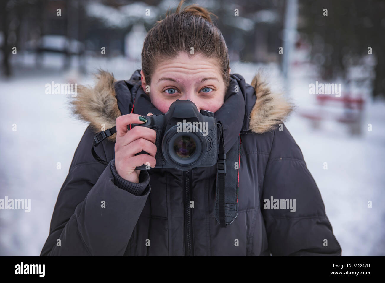 Felice fotografo cattura immagini inverno Foto Stock