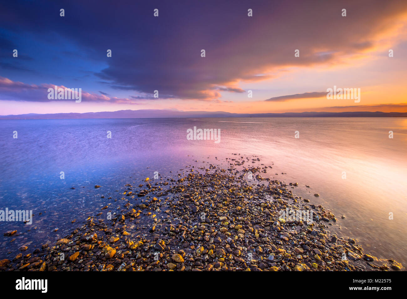Famosi quattro elementi della massa di acqua, aria e fuoco combinato di sunrise al Mediterraneo isola di Lesbo, Grecia Foto Stock