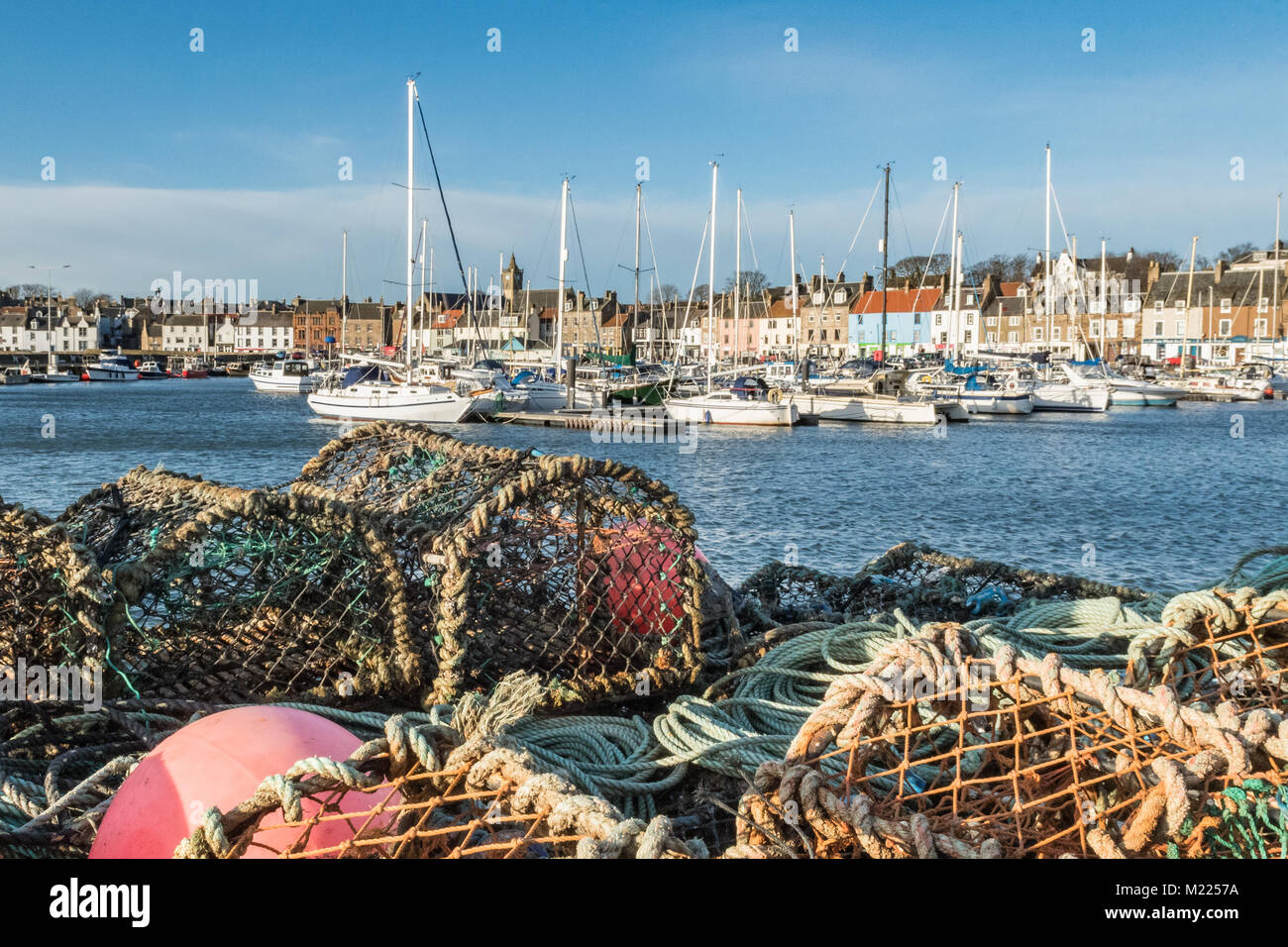 Anstruther harbour barche e astice pentole, East Neuk di Fife, Scozia, Regno Unito Foto Stock