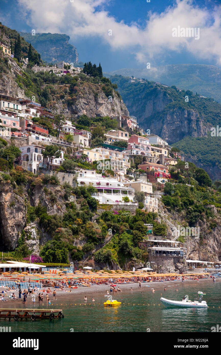 Resort Hotel e scogliere di Positano al di sopra del Mare Mediterraneo lungo la costa di Amalfi, Campania, Italia Foto Stock