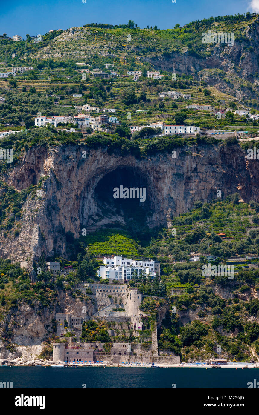 Hotel Resort e scogliere al di sopra del Mare Mediterraneo lungo la costa di Amalfi, Campania, Italia Foto Stock