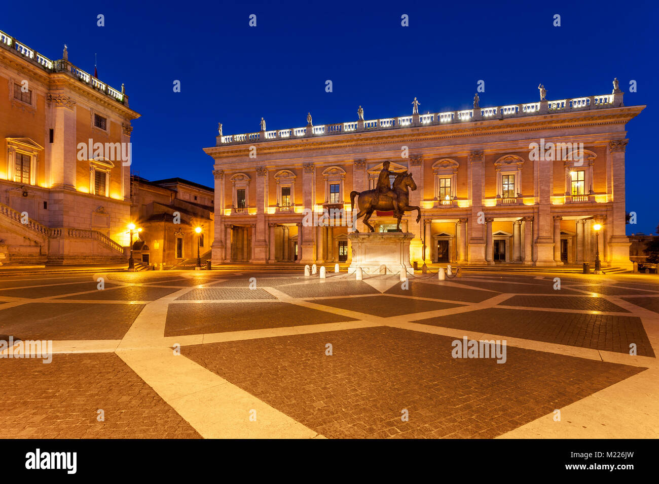 Palazzo Senatorio, la statua equestre di Marco Aurelio, Palazzo dei Conservatori e Piazza del Campidoglio sul Campidoglio all'alba, Roma Lazio Italia Foto Stock