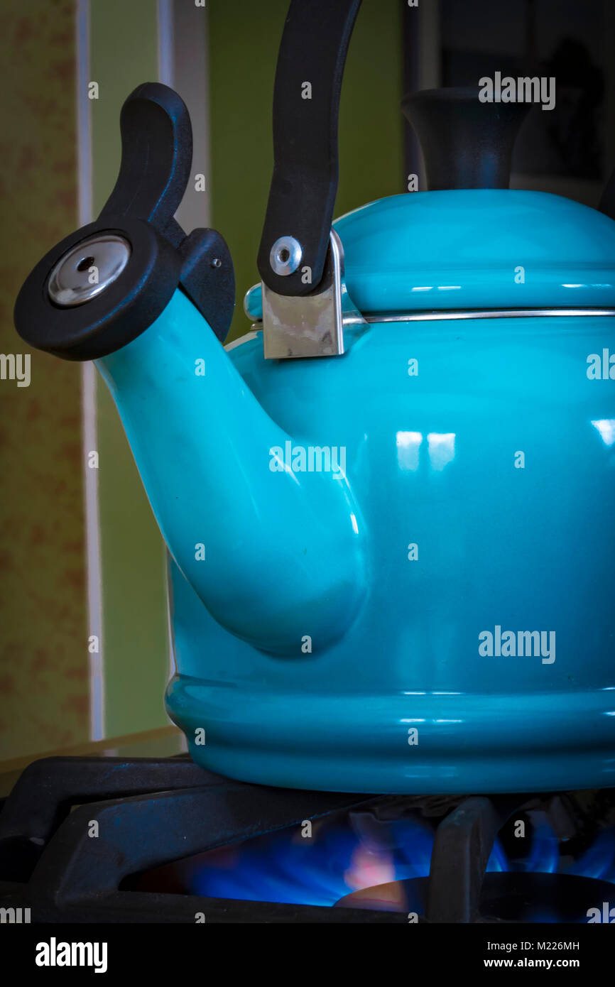 Teapot on gas stove immagini e fotografie stock ad alta risoluzione - Alamy