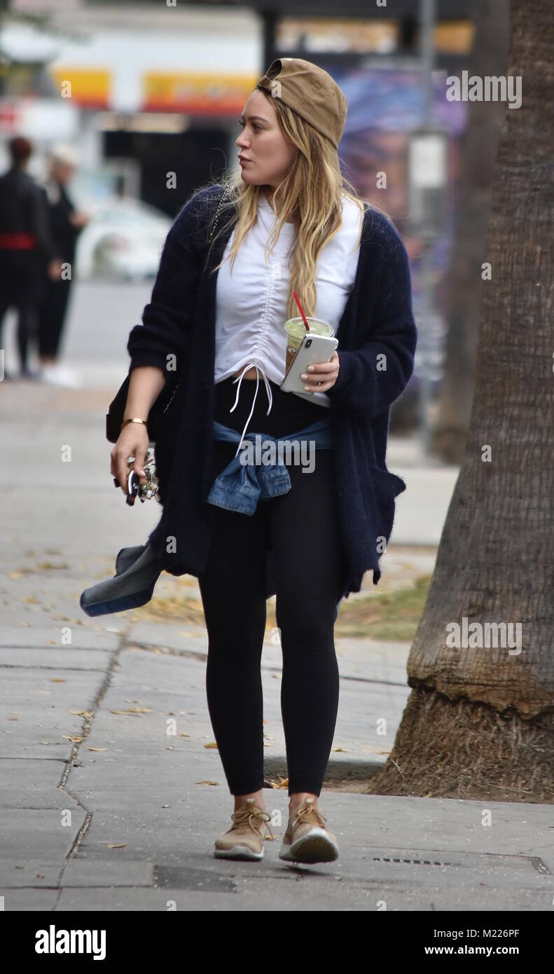 Hilary Duff fuori e circa a Los Angeles che indossa un cappello da baseball  con: Hilary Duff dove: Los Angeles, California, Stati Uniti quando: 03 Gen  2018 Credit: WENN.com Foto stock - Alamy