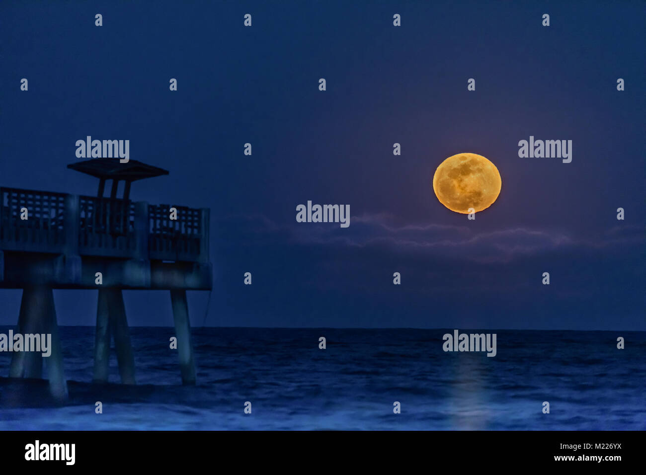 Supermoon su Jacksonville Beach Pier Foto Stock