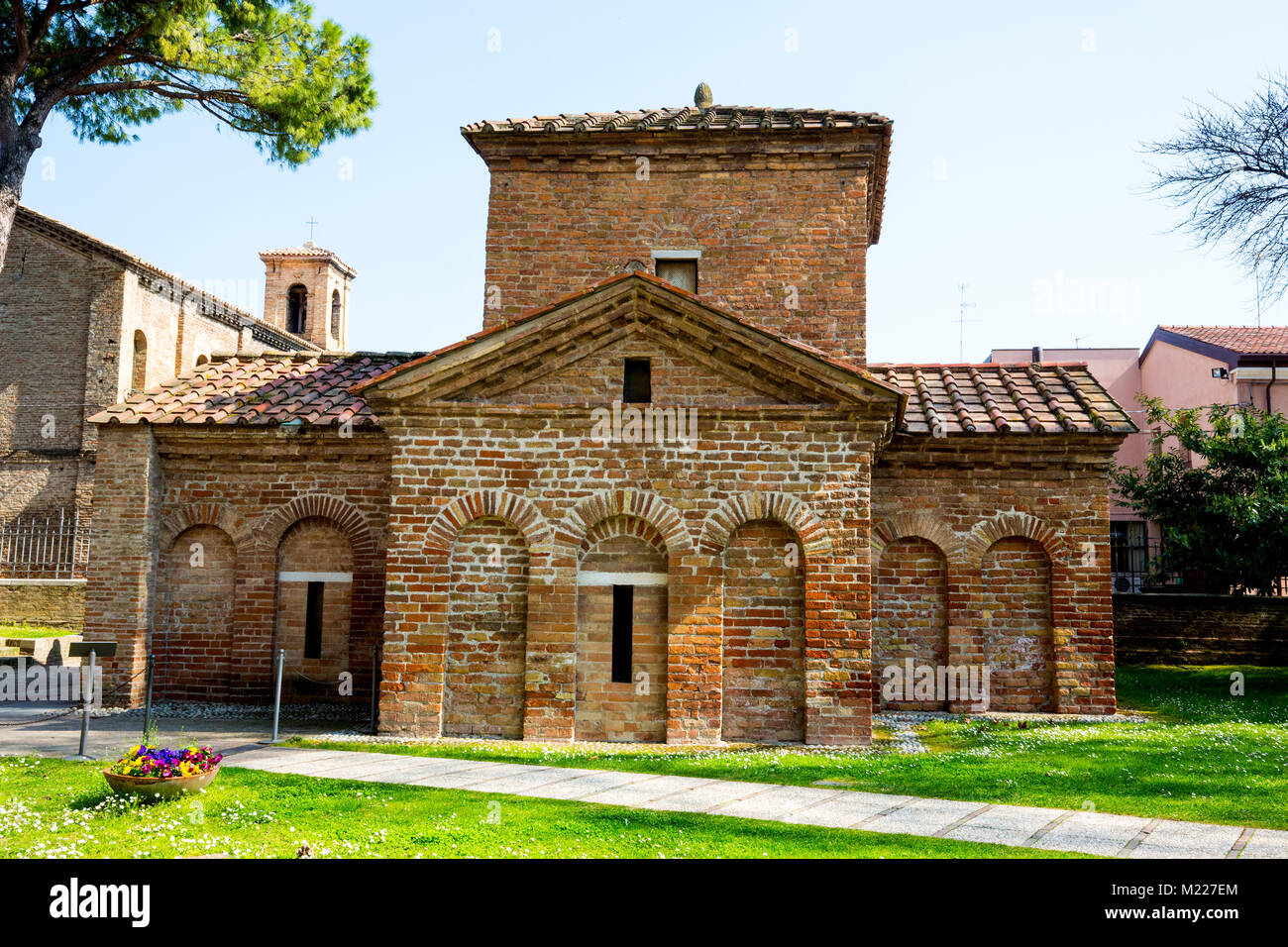 La parte esterna del Mausoleo di Galla Placidia con i suoi mosaici bizantini in Ravenna Italia Foto Stock