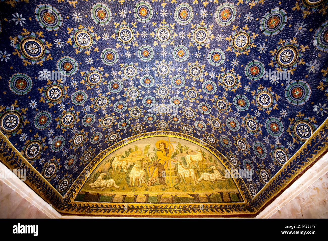 Il Mausoleo di Galla Placidia con i suoi mosaici bizantini in Ravenna Italia Foto Stock