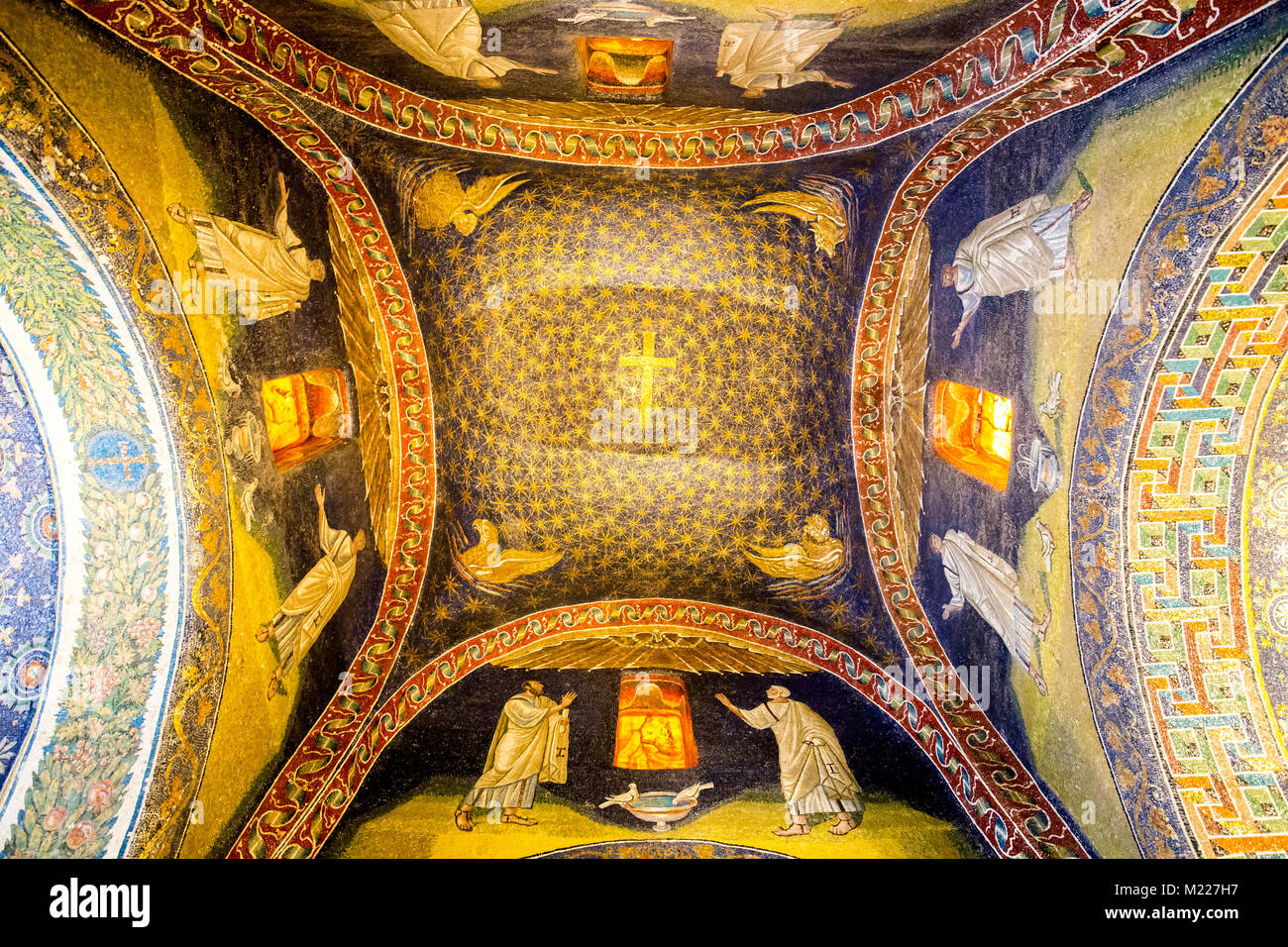 Il Mausoleo di Galla Placidia con i suoi mosaici bizantini in Ravenna Italia Foto Stock