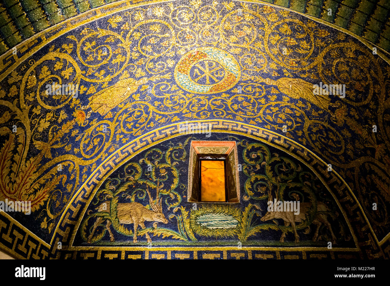 Il Mausoleo di Galla Placidia con i suoi mosaici bizantini in Ravenna Italia Foto Stock