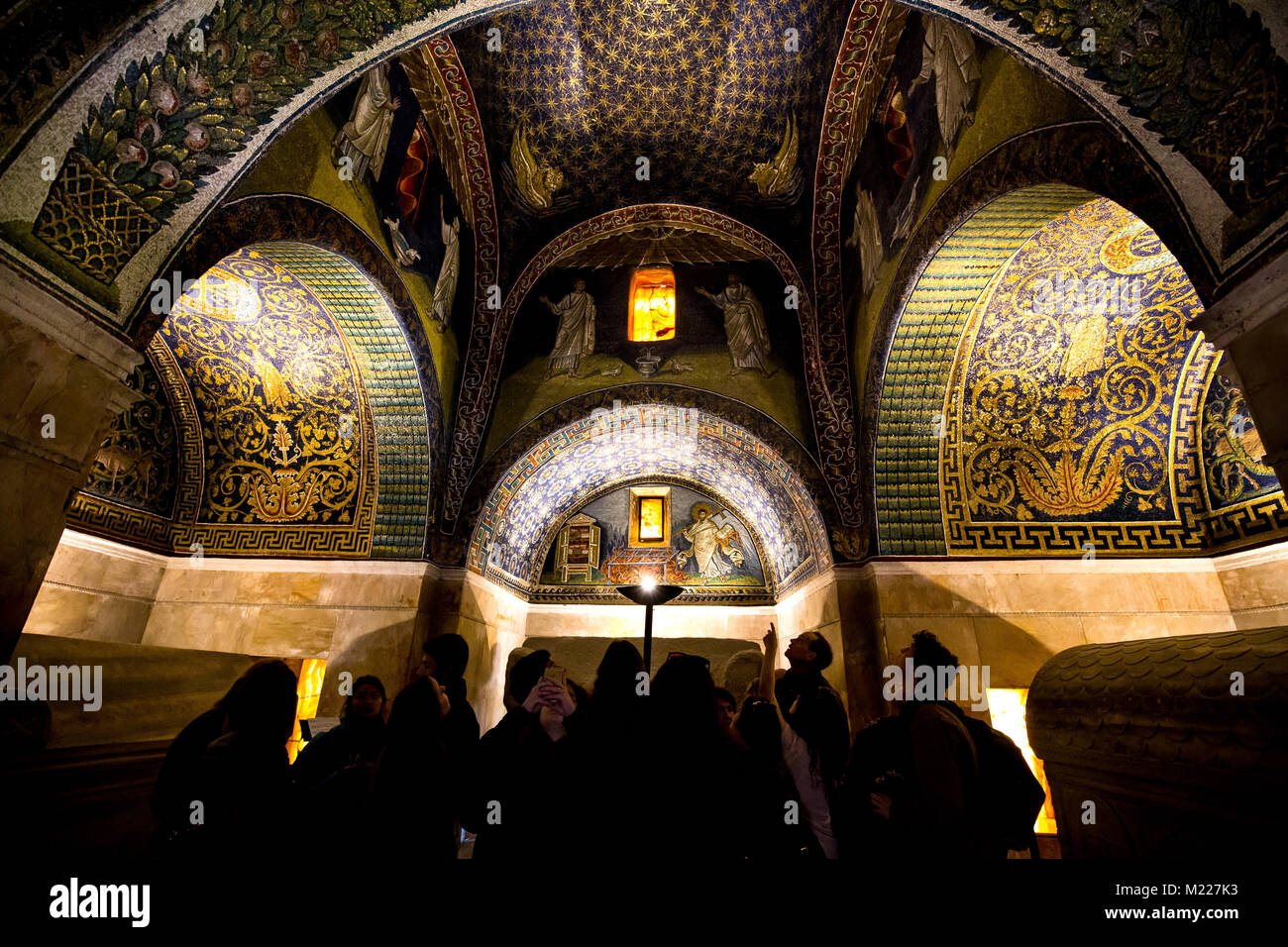 Il Mausoleo di Galla Placidia con i suoi mosaici bizantini in Ravenna Italia Foto Stock
