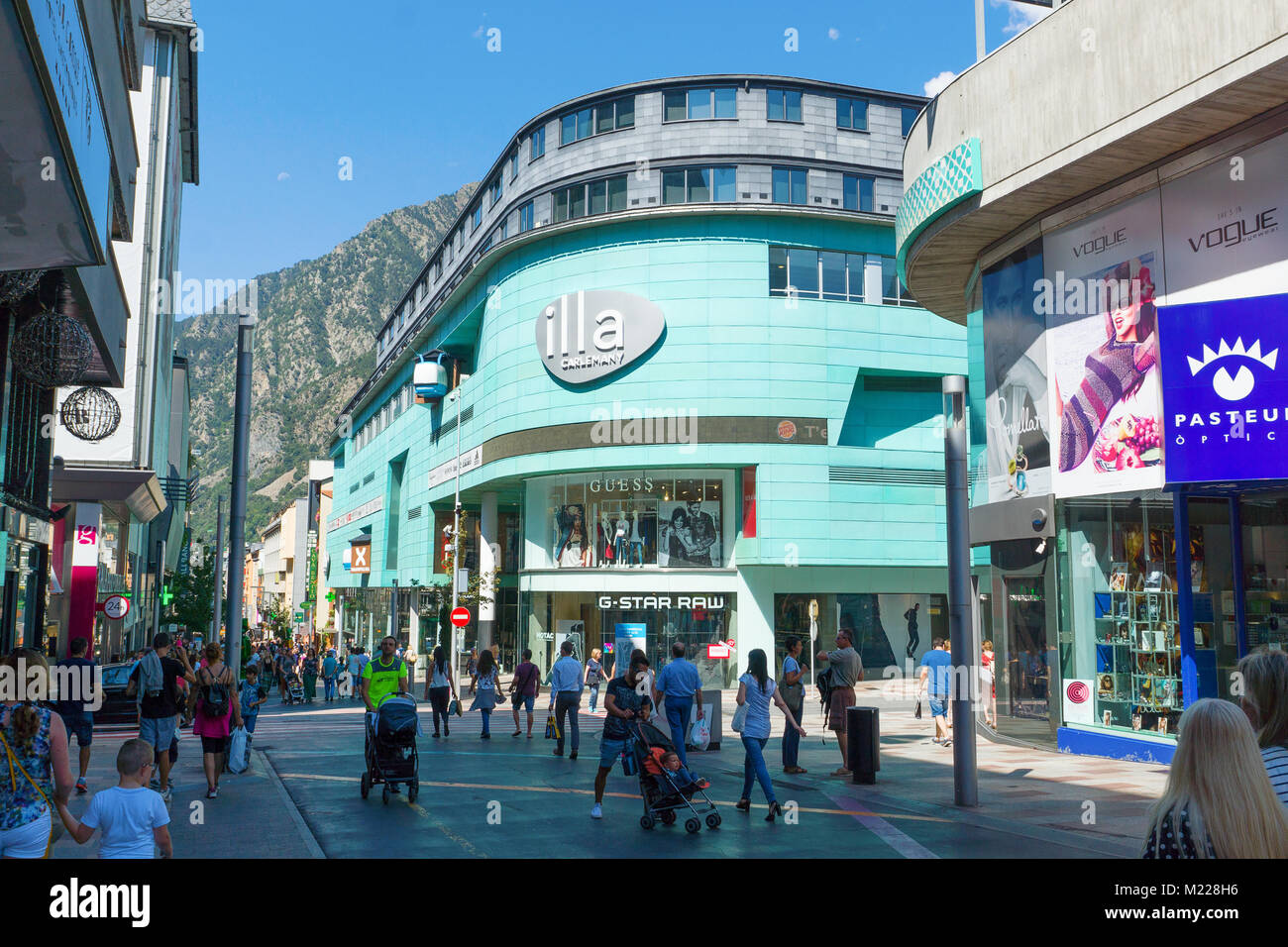 Andorra la Vella, Andorra - 14 agosto 2017: Andorra è il paese con il più piccolo commercio imposte. Si tratta di un albergo turistico e centro commerciale d'Europa. Foto Stock