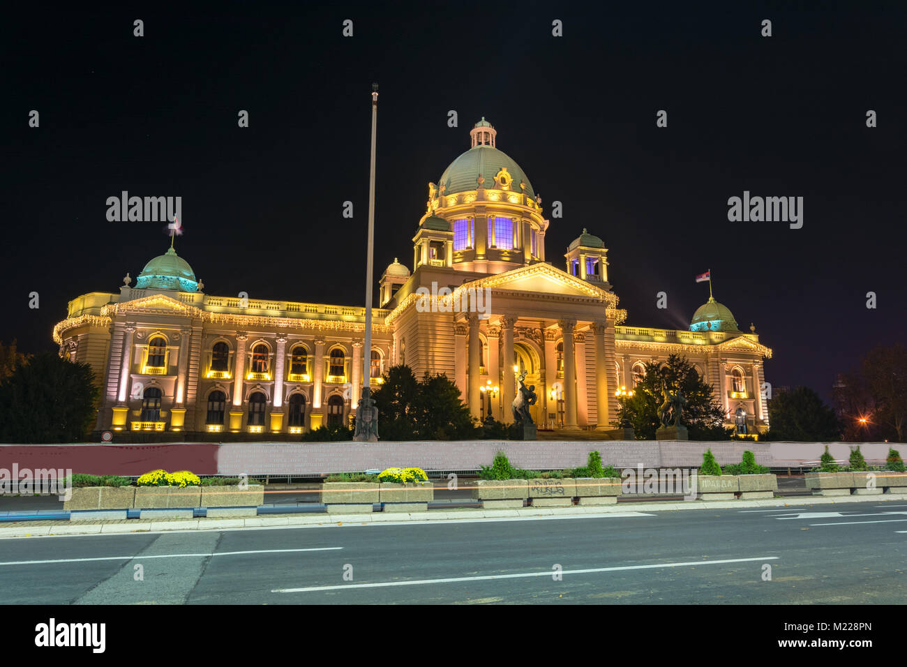 L'Assemblea nazionale edificio (parlamento) a Belgrado in Serbia durante la notte Foto Stock