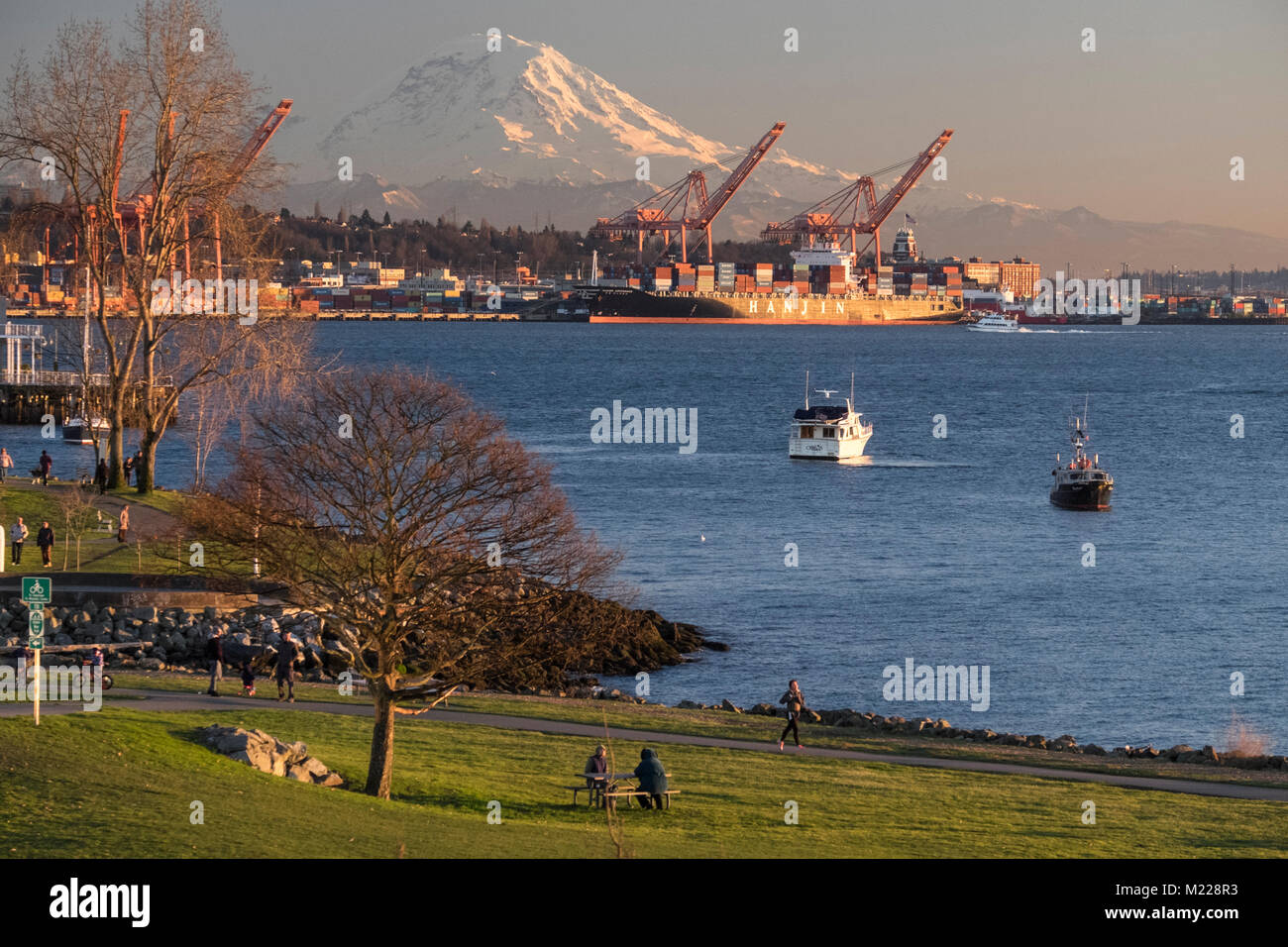 Stati Uniti, Washington, Seattle, Elliott Bay con il Monte Rainier in background Foto Stock