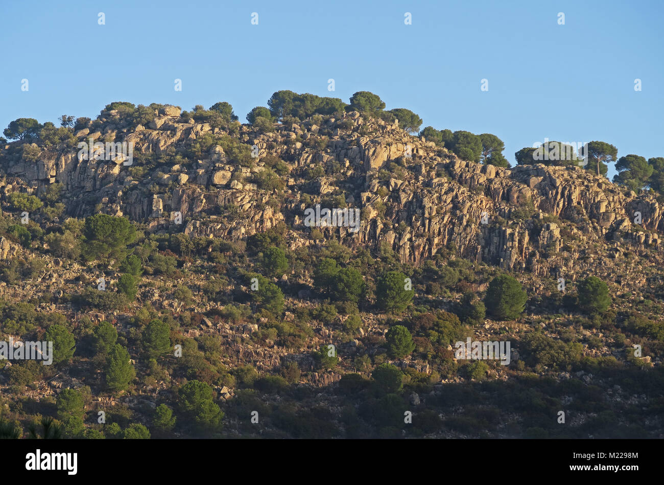 Vista della collina rocciosa Parque Natural Sierra de Andujar, Jaen, Spagna gennaio Foto Stock
