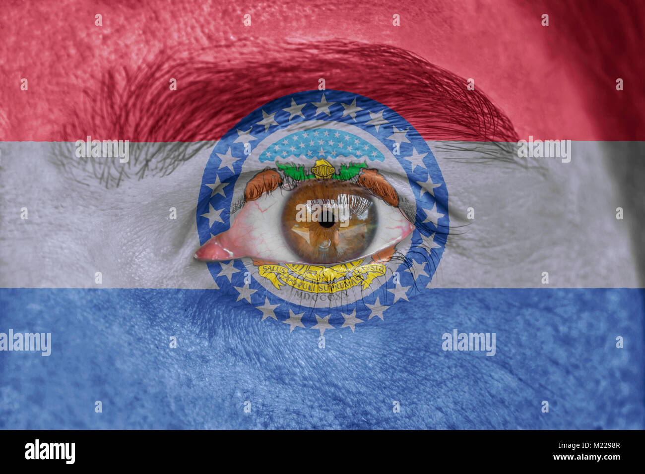 Volto umano e l'Occhio dipinto con noi bandiera dello Stato del Missouri Foto Stock
