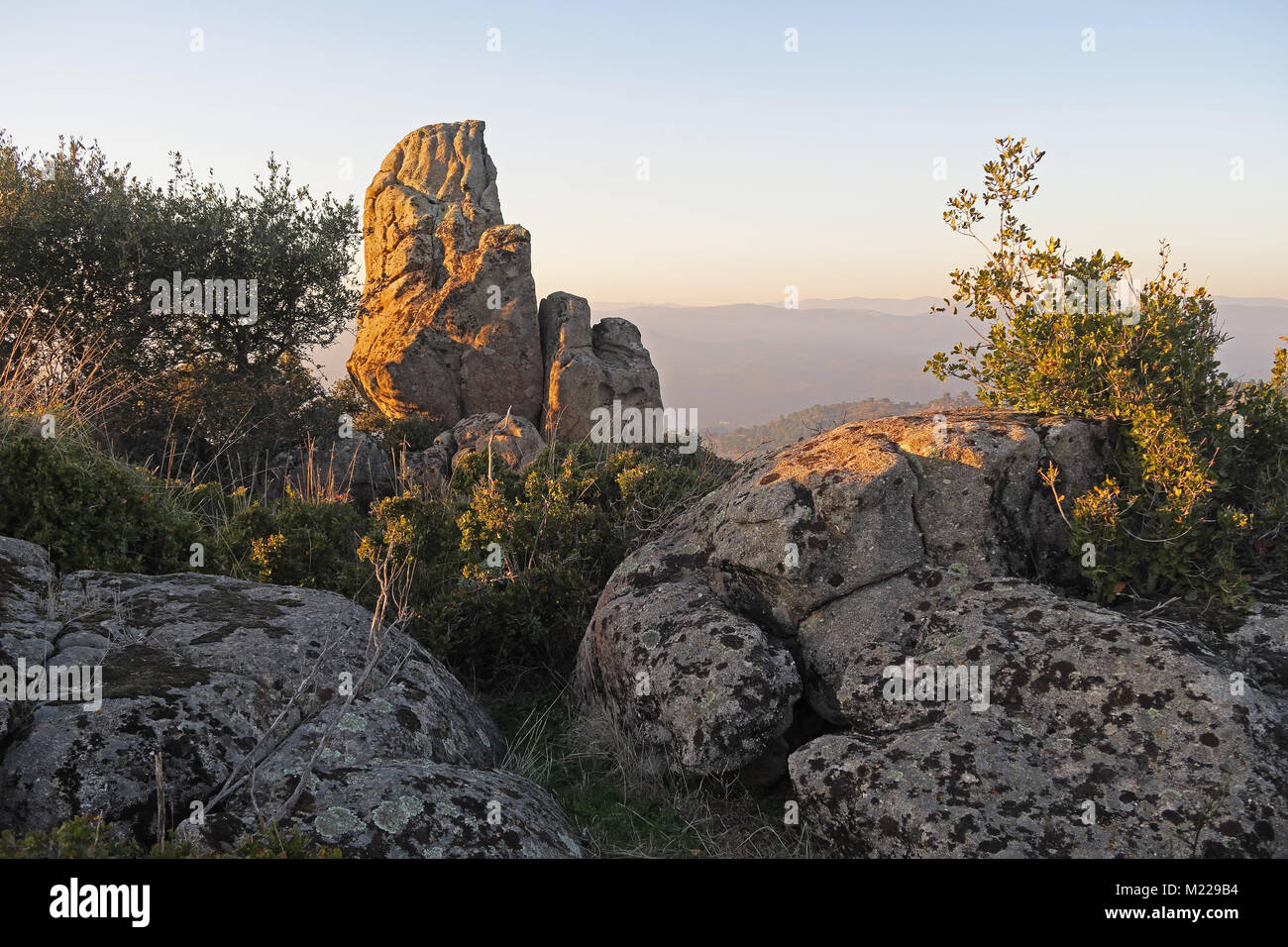 Rocce sulla collina nella luce della sera Parque Natural Sierra de Andujar, Jaen, Spagna gennaio Foto Stock