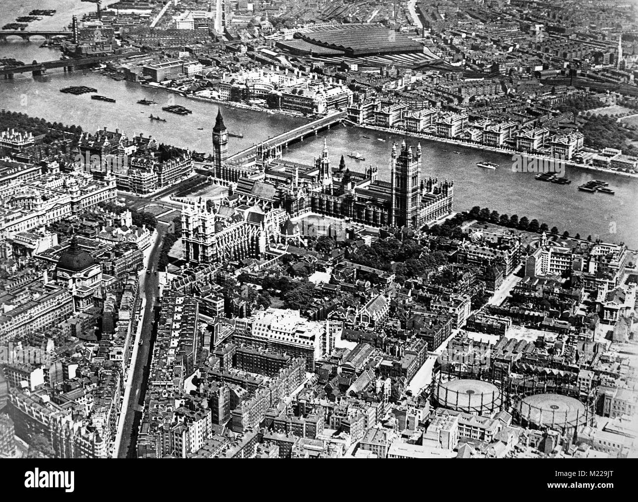 Veduta aerea della Casa del Parlamento, il fiume Tamigi, e Waterloo Bridge di Londra, Inghilterra, dal 1920s. Foto Stock