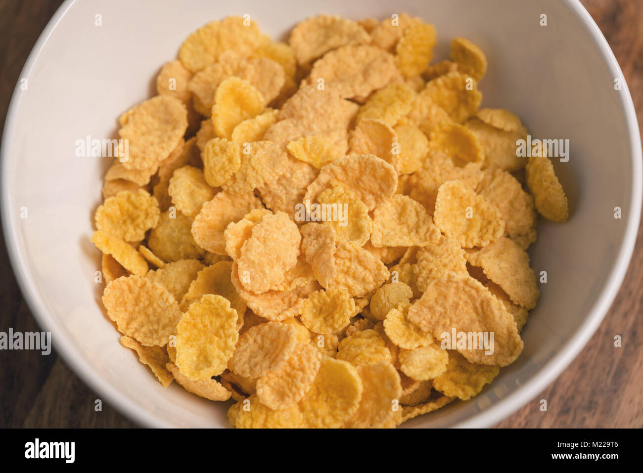Fiocchi di mais in bianco ciotola closeup Foto Stock