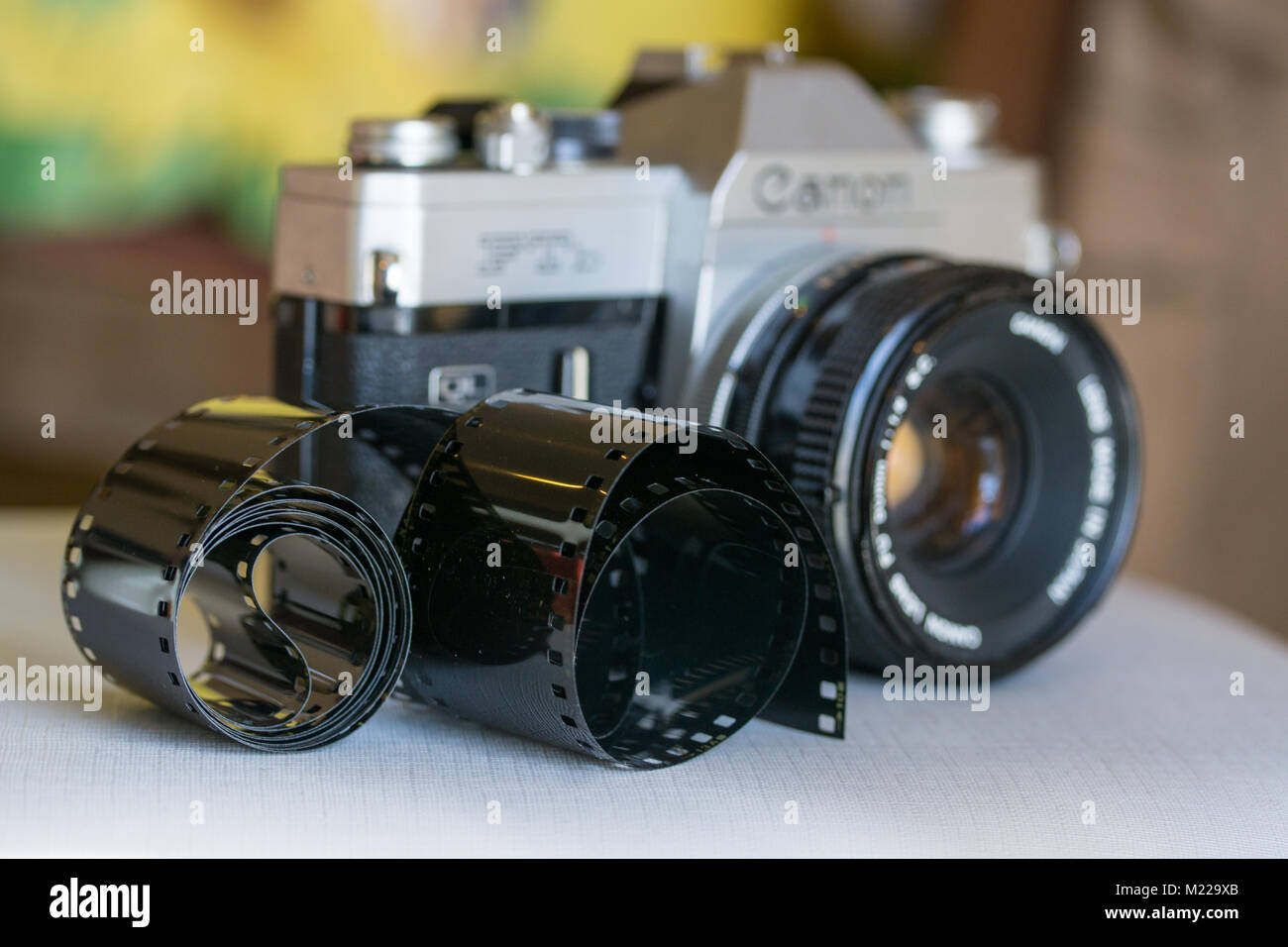 Canon FTB reflex a ottica singola telecamera con rotolo di kodak pellicola di sicurezza in primo piano Foto Stock