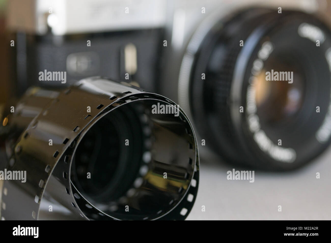 Reflex a ottica singola telecamera con rotolo di Kodak pellicola di sicurezza in primo piano. Foto Stock