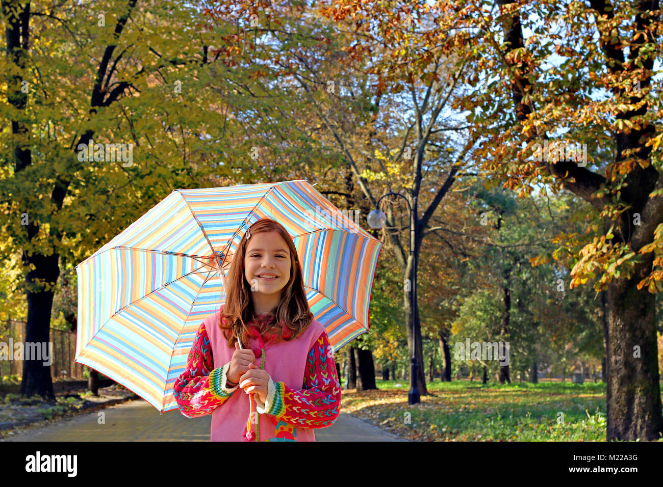 Bellissima bambina con ombrello stagione autunno Foto Stock
