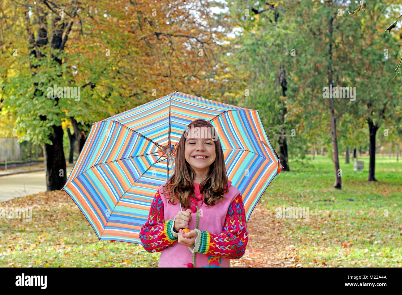 Felice bambina con ombrello stagione autunno Foto Stock