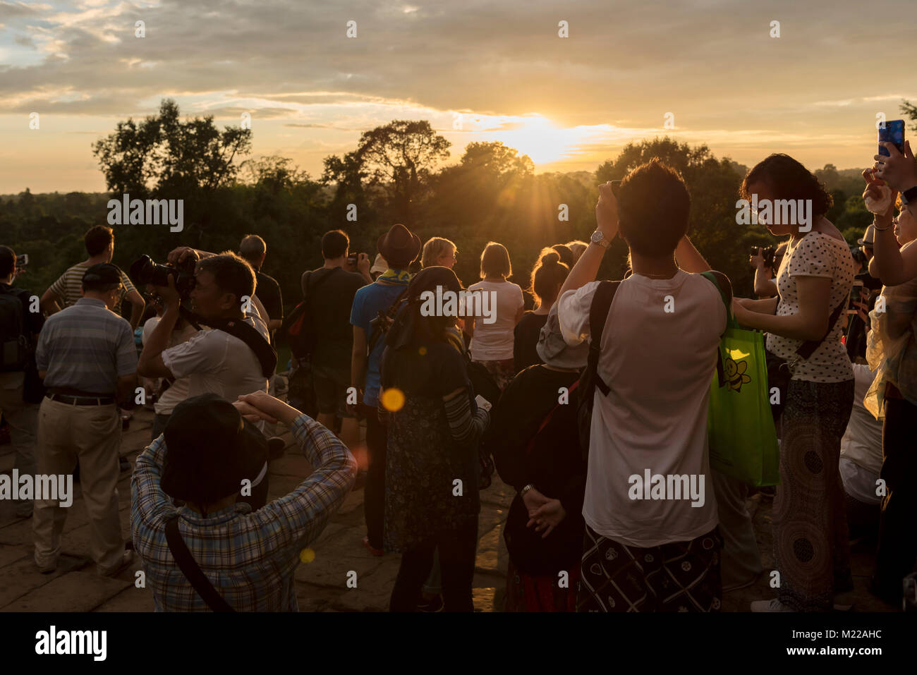 I turisti guardare il tramonto a Pre Rup tempio di Angkor, Cambogia Foto Stock